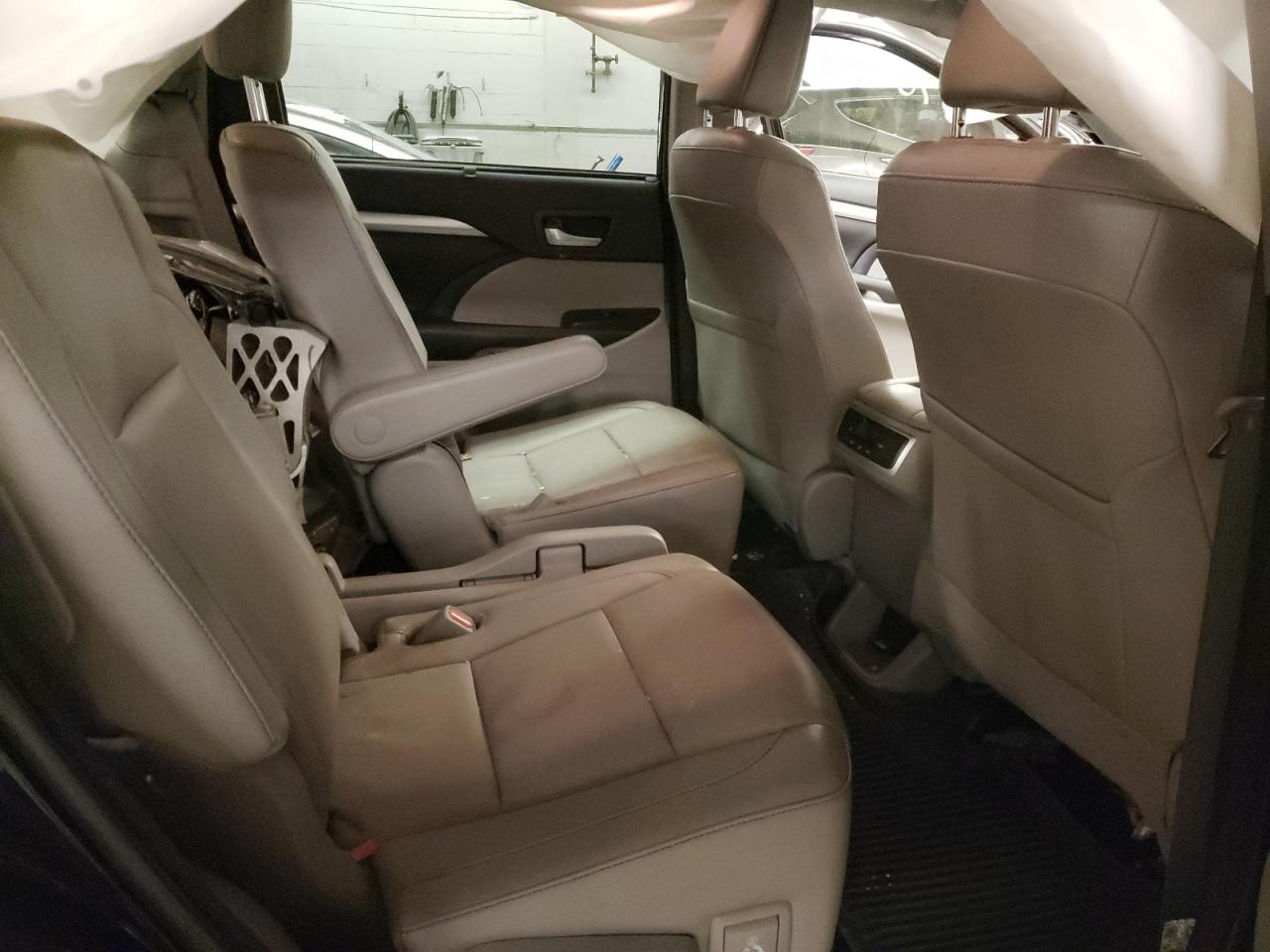 Photo 6 from auction – 2018 TOYOTA HIGHLANDER with VIN 5TDJZRFHXJS546542