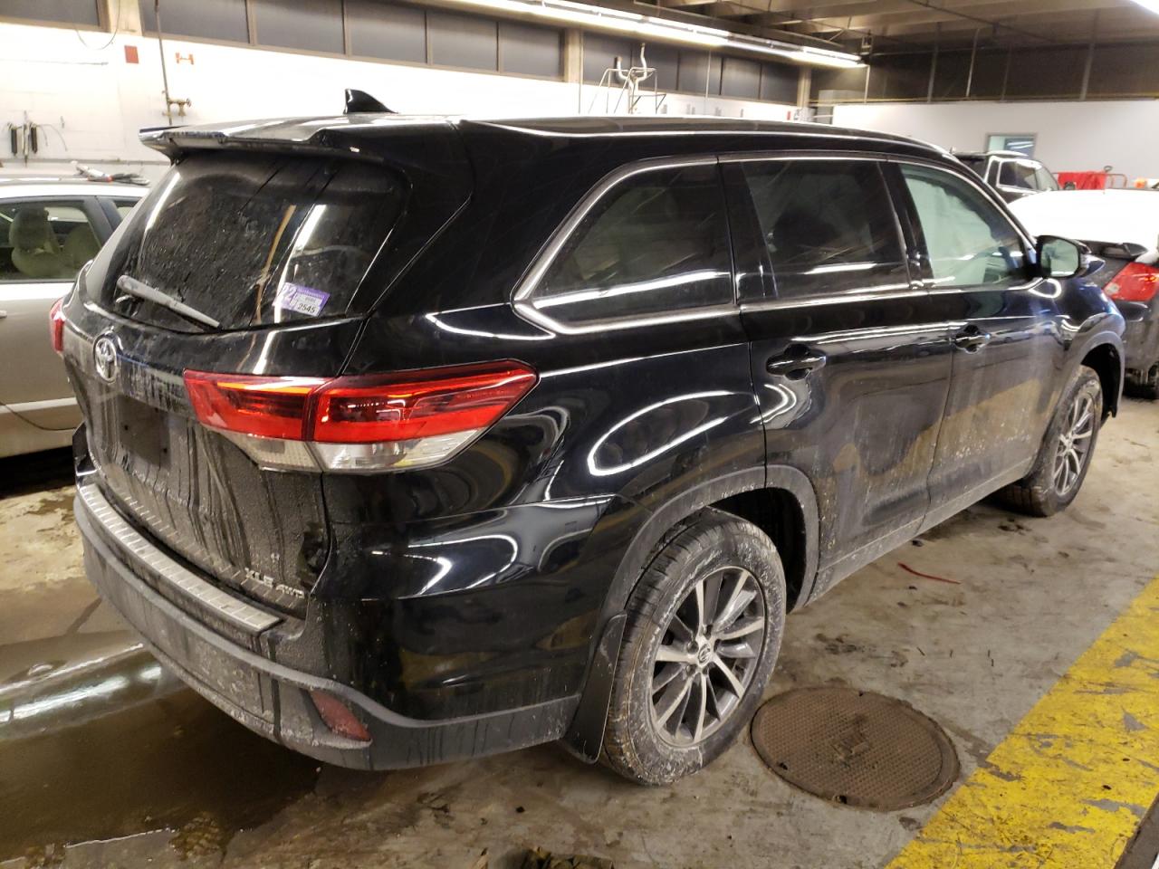 Photo 4 from auction – 2018 TOYOTA HIGHLANDER with VIN 5TDJZRFHXJS546542