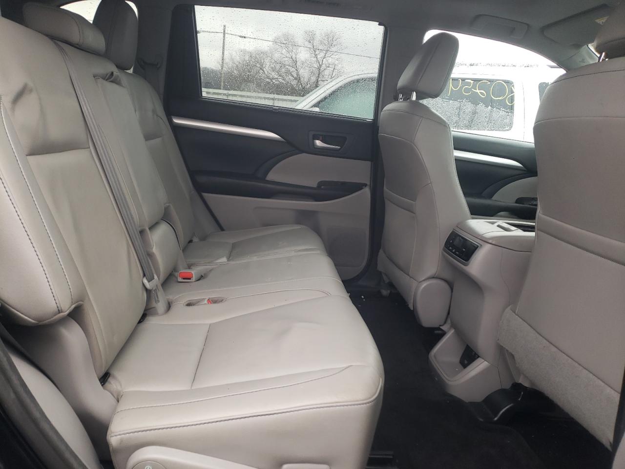Photo 6 from auction – 2017 TOYOTA HIGHLANDER with VIN 5TDJGRFH8HS033614