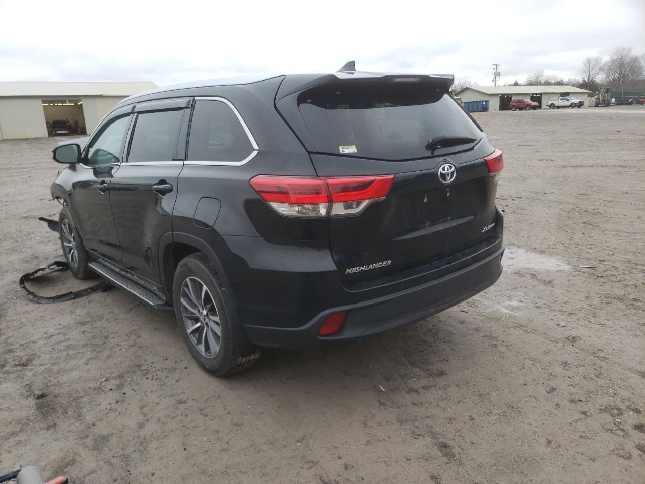 Photo 3 from auction – 2017 TOYOTA HIGHLANDER with VIN 5TDJZRFH3HS380214
