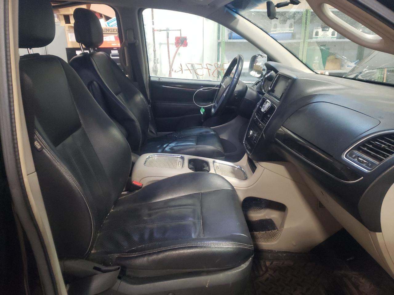Photo 5 from auction – 2014 CHRYSLER TOWN & COU with VIN 2C4RC1CG2ER118304