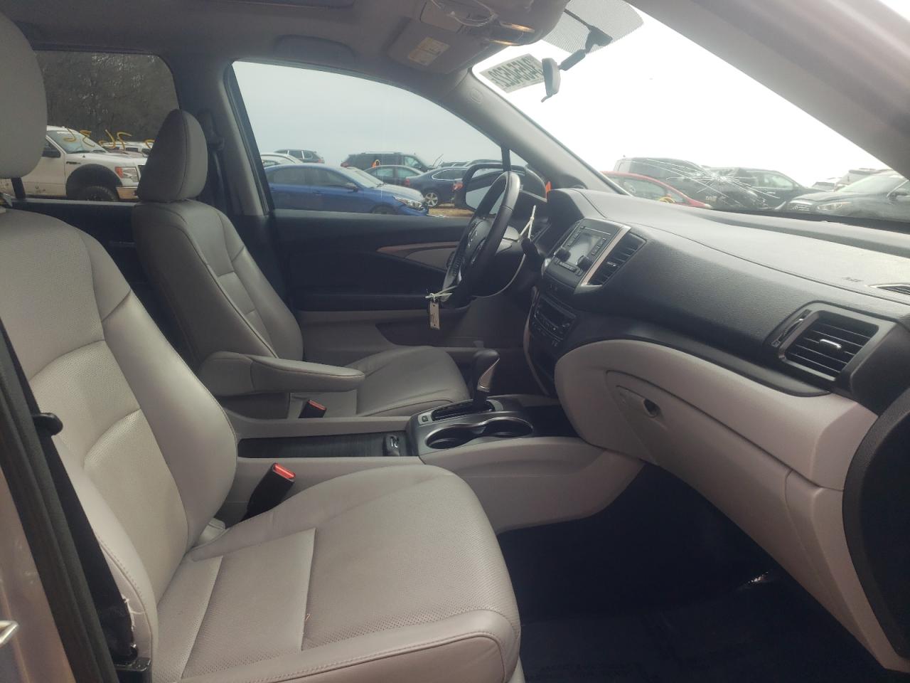 Photo 5 from auction – 2019 HONDA RIDGELINE with VIN 5FPYK3F56KB044145