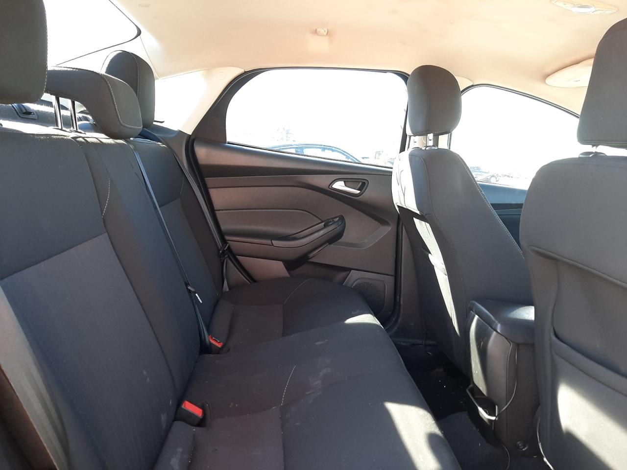 Photo 6 from auction – 2016 FORD FOCUS SE with VIN 1FADP3FE5GL315439