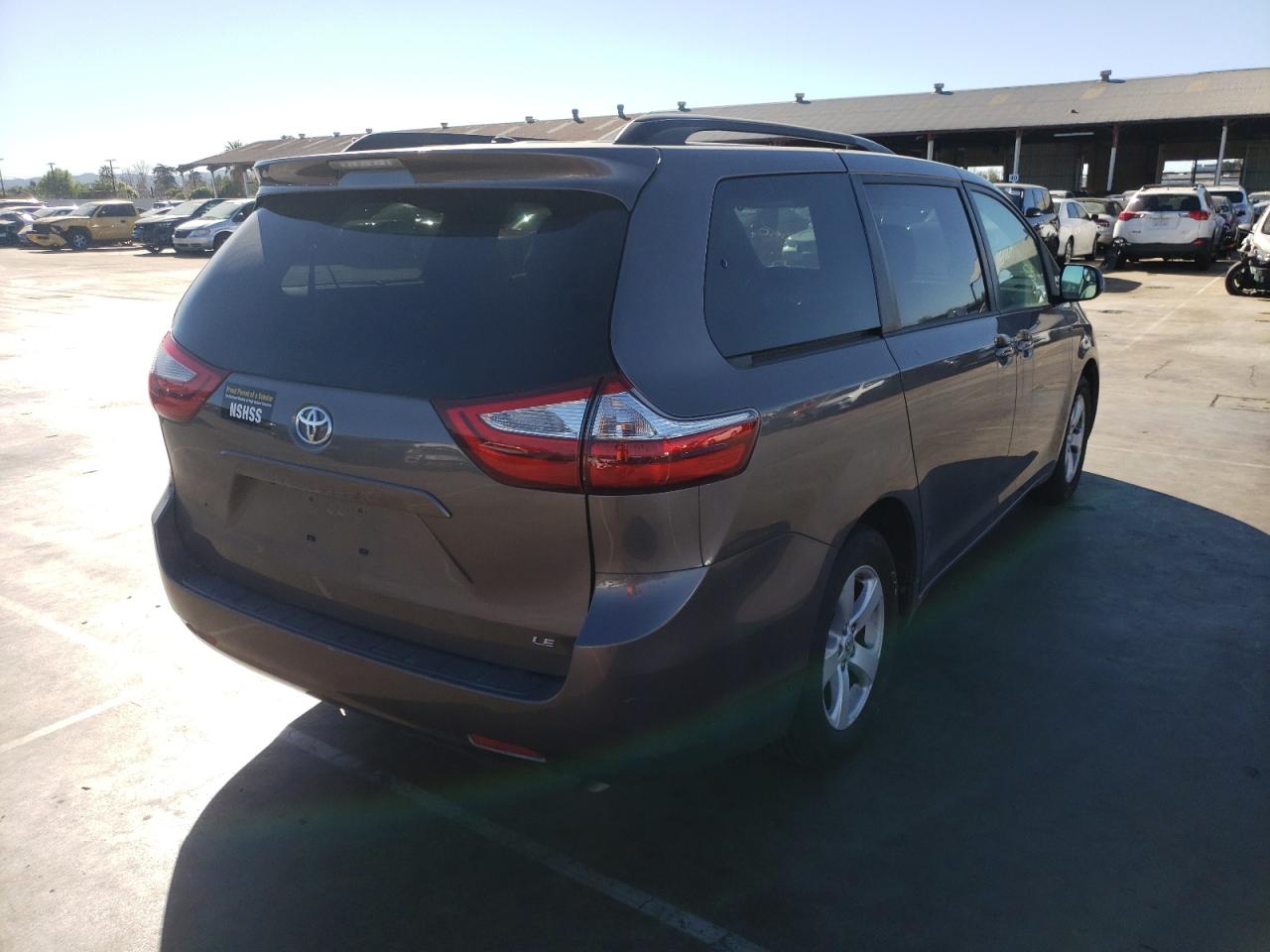Photo 4 from auction – 2017 TOYOTA SIENNA LE with VIN 5TDKZ3DC3HS788494