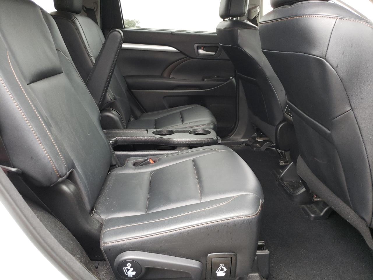 Foto 6 de la subasta – 2018 TOYOTA HIGHLANDER con VIN 5TDKZRFH0JS547431