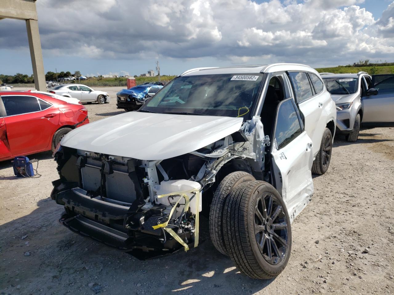 Photo 2 from auction – 2022 TOYOTA HIGHLANDER with VIN 5TDGZRAH8NS092279