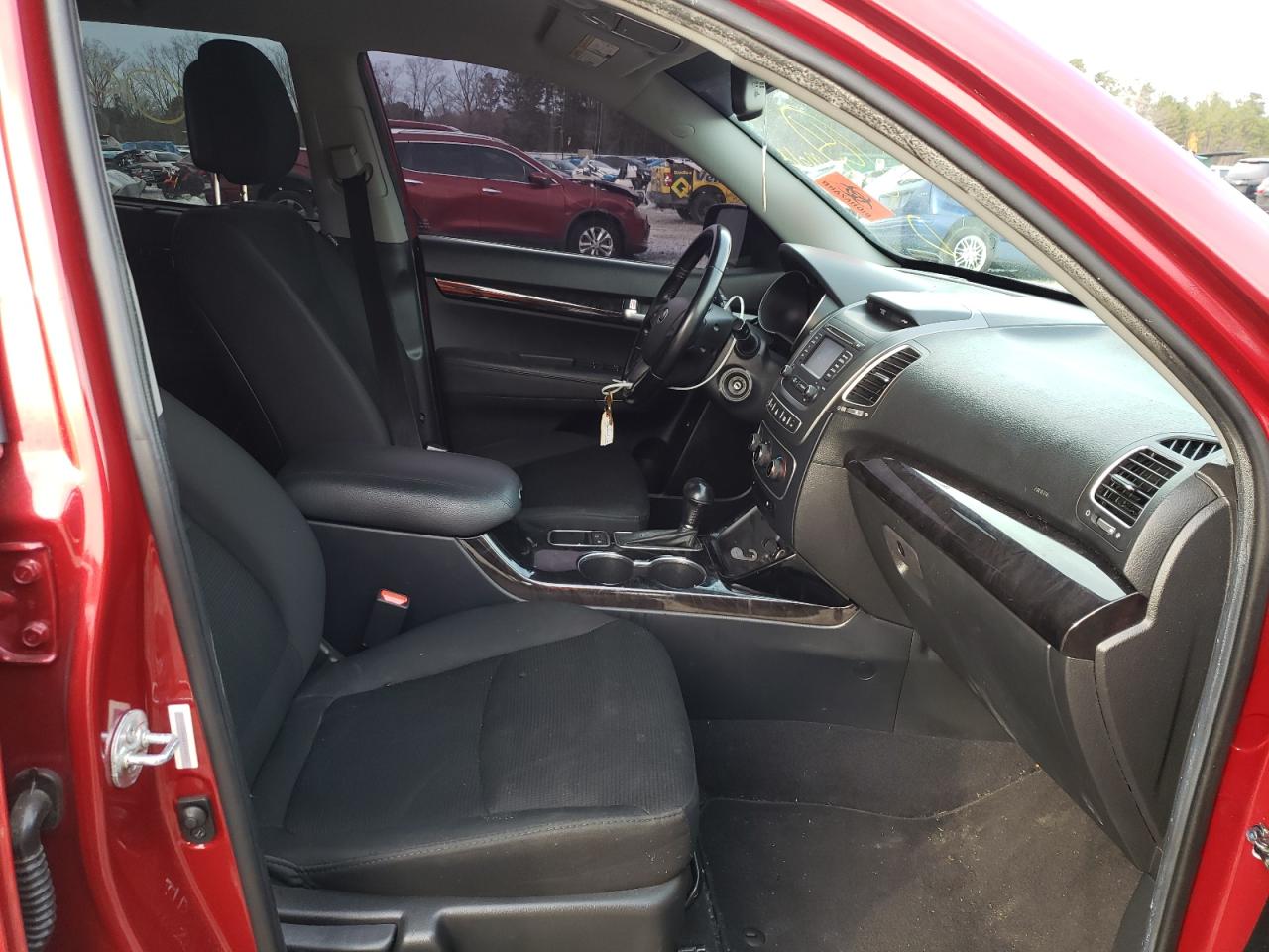 Photo 5 from auction – 2014 KIA SORENTO LX with VIN 5XYKTCA66EG548025