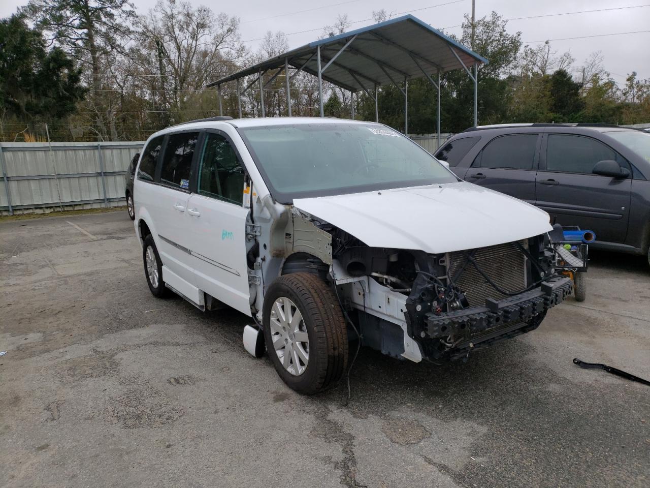 CHRYSLER TOWN & COU 2015 with VIN 2C4RC1BG9FR637594 - Photo from auction