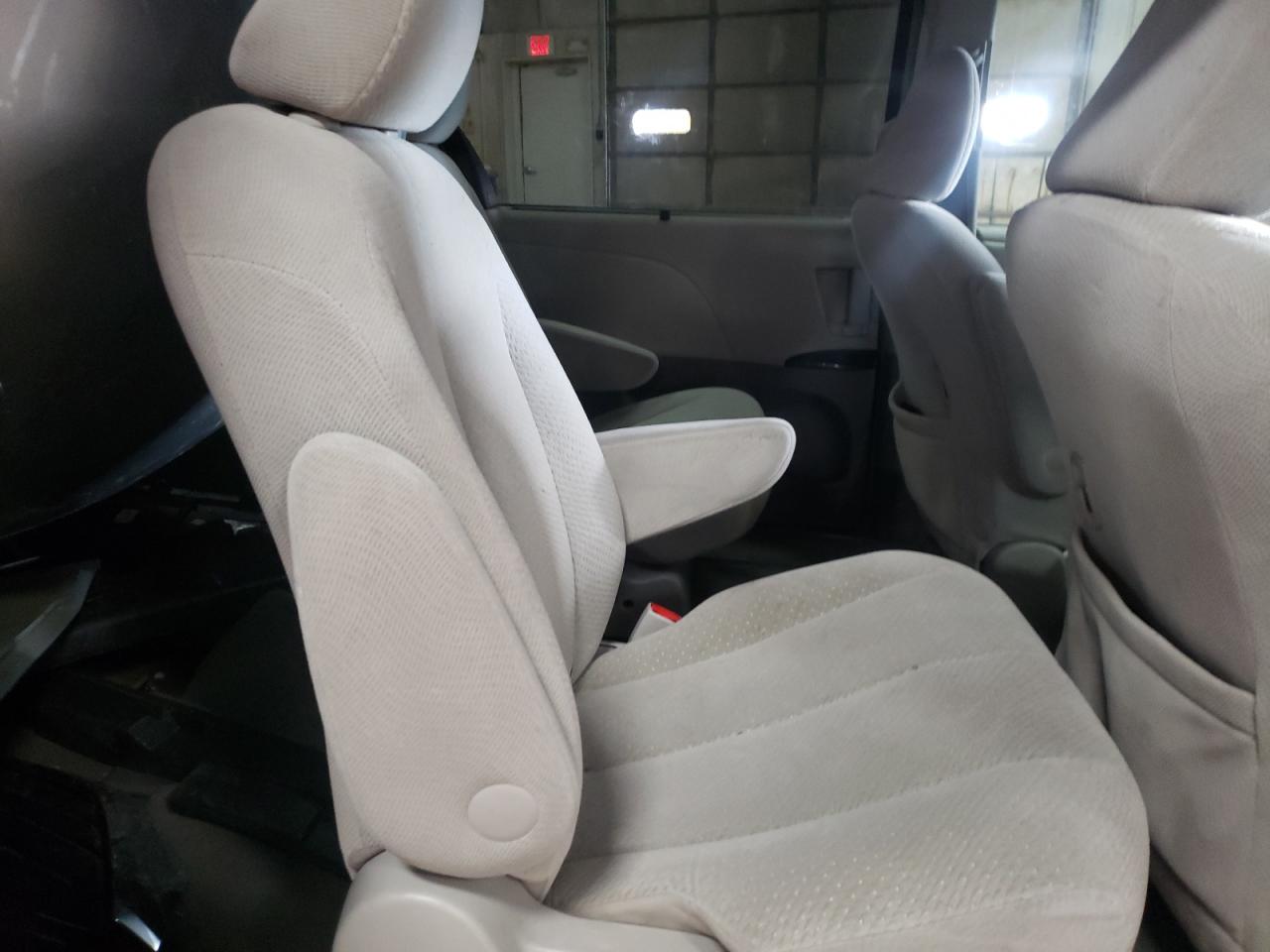 Photo 6 from auction – 2013 TOYOTA SIENNA LE with VIN 5TDJK3DC7DS063698