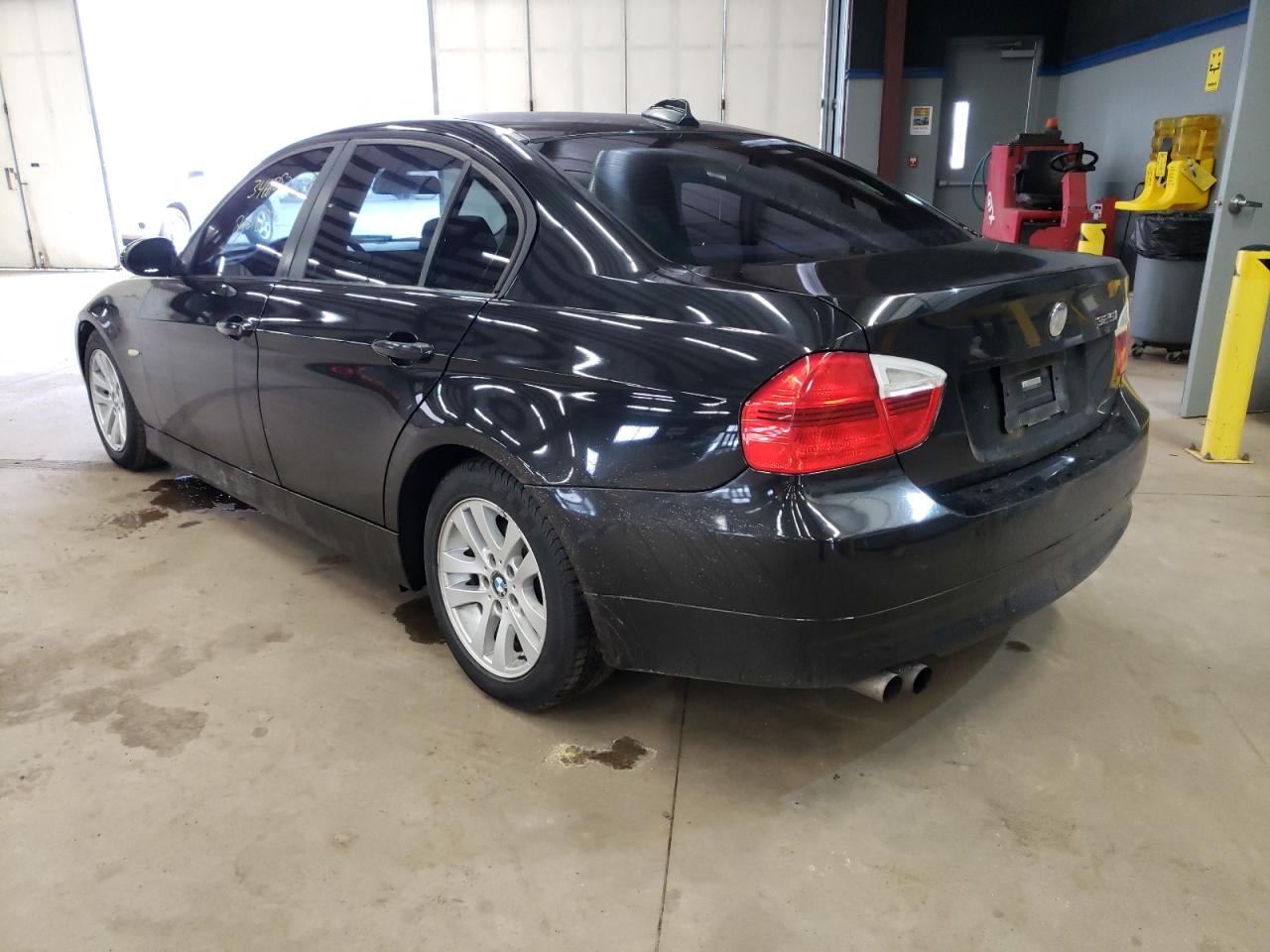 Photo 3 from auction – 2006 BMW 325 I with VIN WBAVB13526KR66793