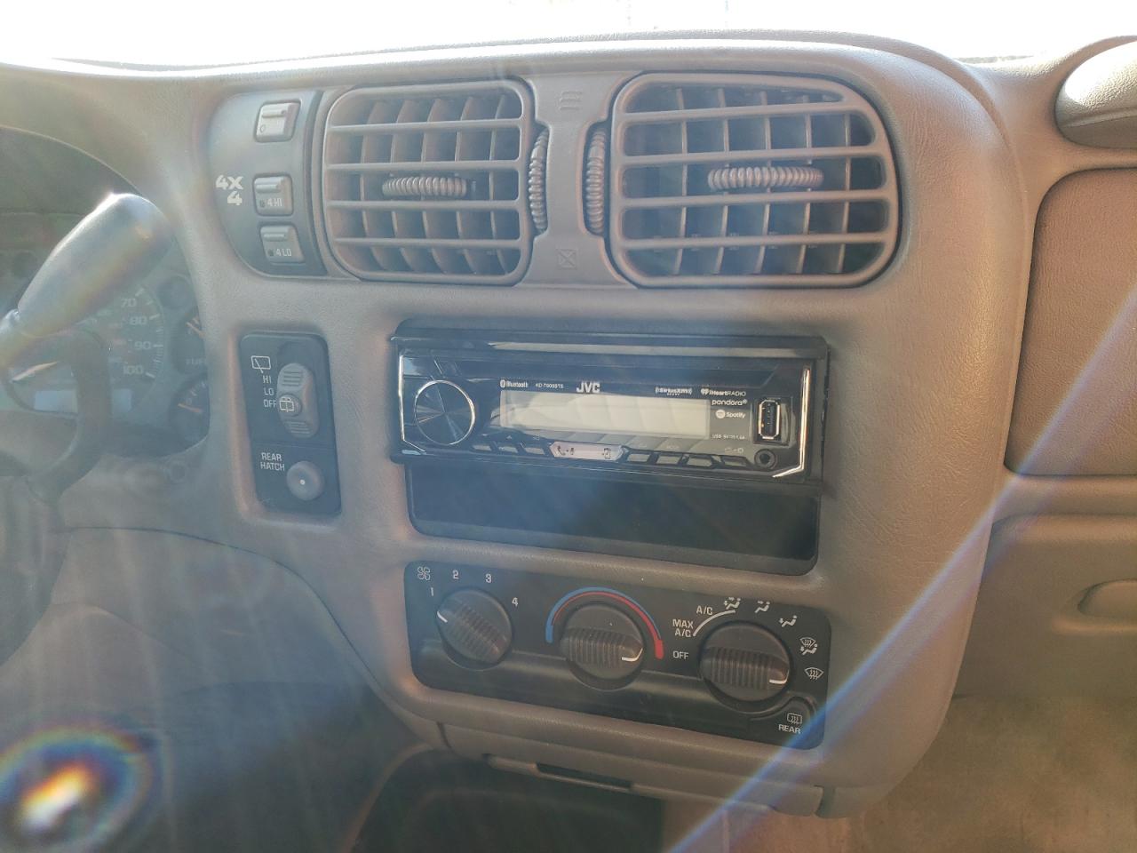 Photo 9 from auction – 2004 CHEVROLET BLAZER with VIN 1GNDT13X04K146004