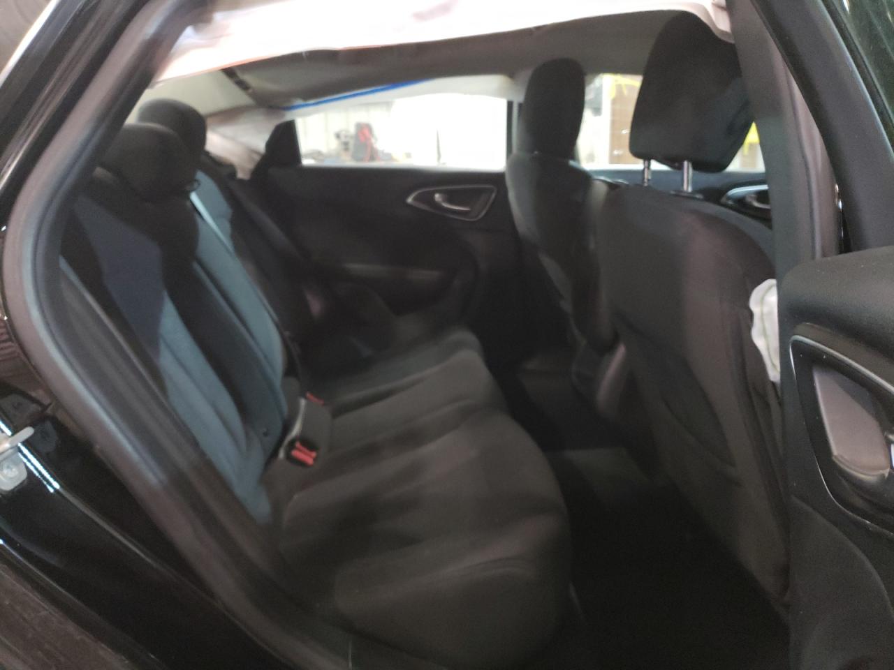 Photo 6 from auction – 2015 CHRYSLER 200 LIMITE with VIN 1C3CCCAB5FN575281