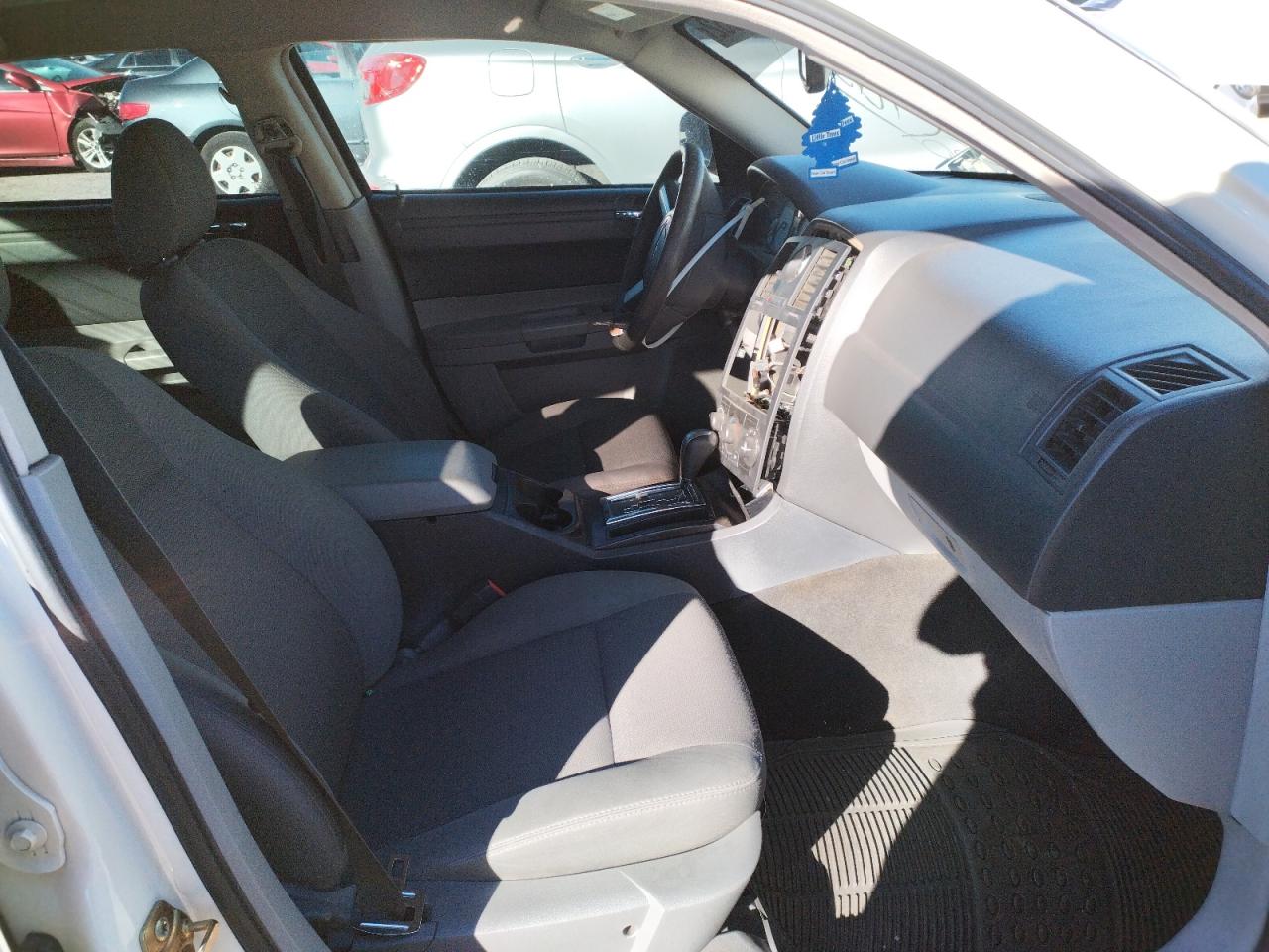 Photo 5 from auction – 2006 CHRYSLER 300 with VIN 2C3KA43R16H225592