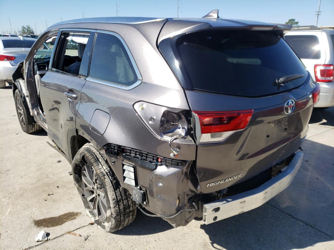 Photo 3 from auction – 2019 TOYOTA HIGHLANDER with VIN 5TDJZRFH7KS945152