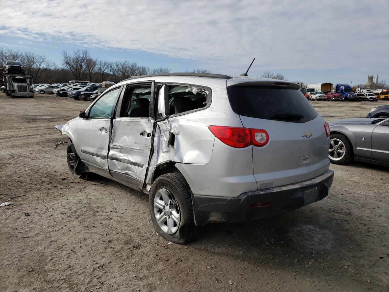 Photo 3 from auction – 2011 CHEVROLET TRAVERSE L with VIN 1GNKRFED4BJ186577