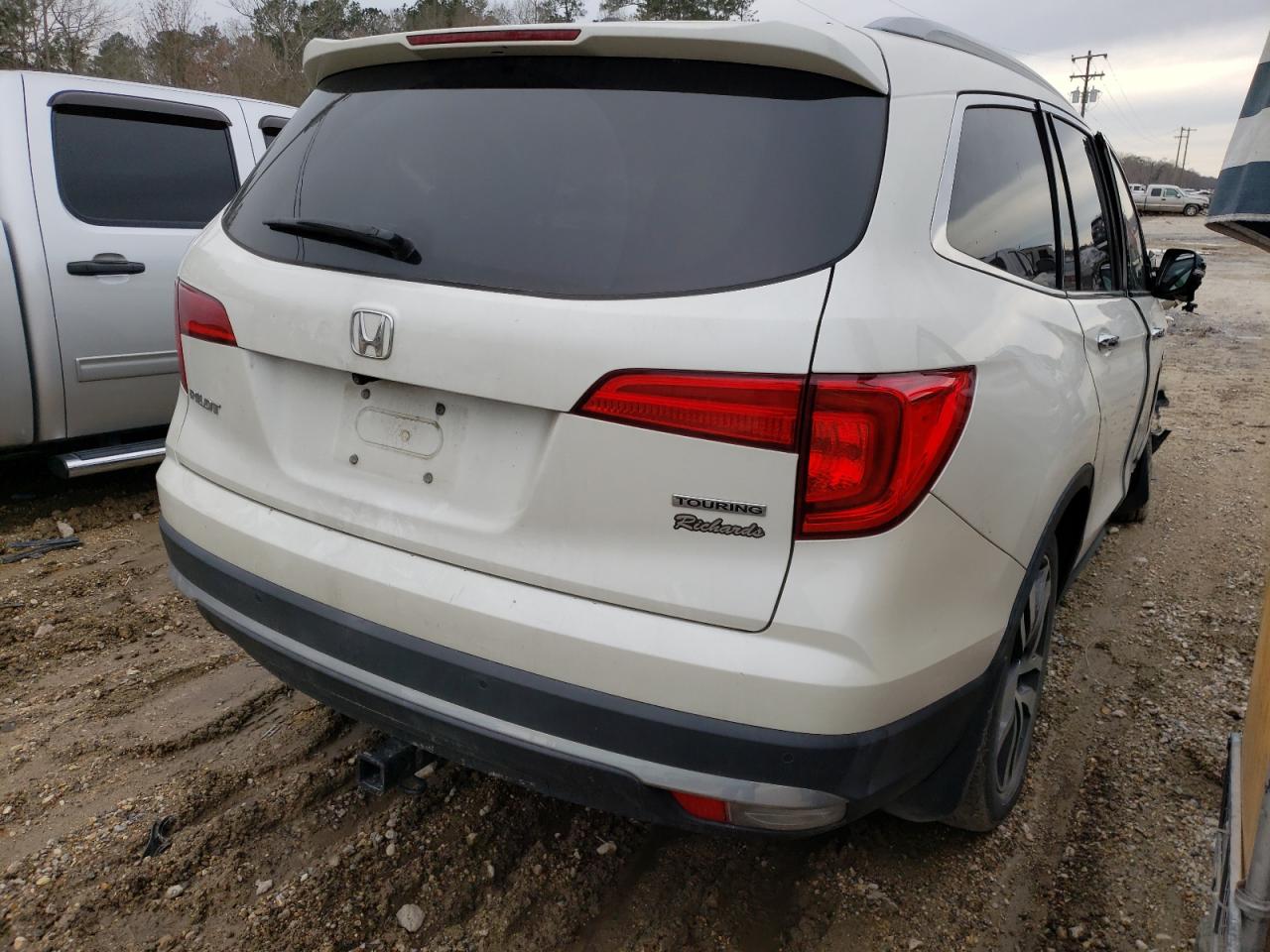 Photo 4 from auction – 2017 HONDA PILOT TOUR with VIN 5FNYF5H98HB026778