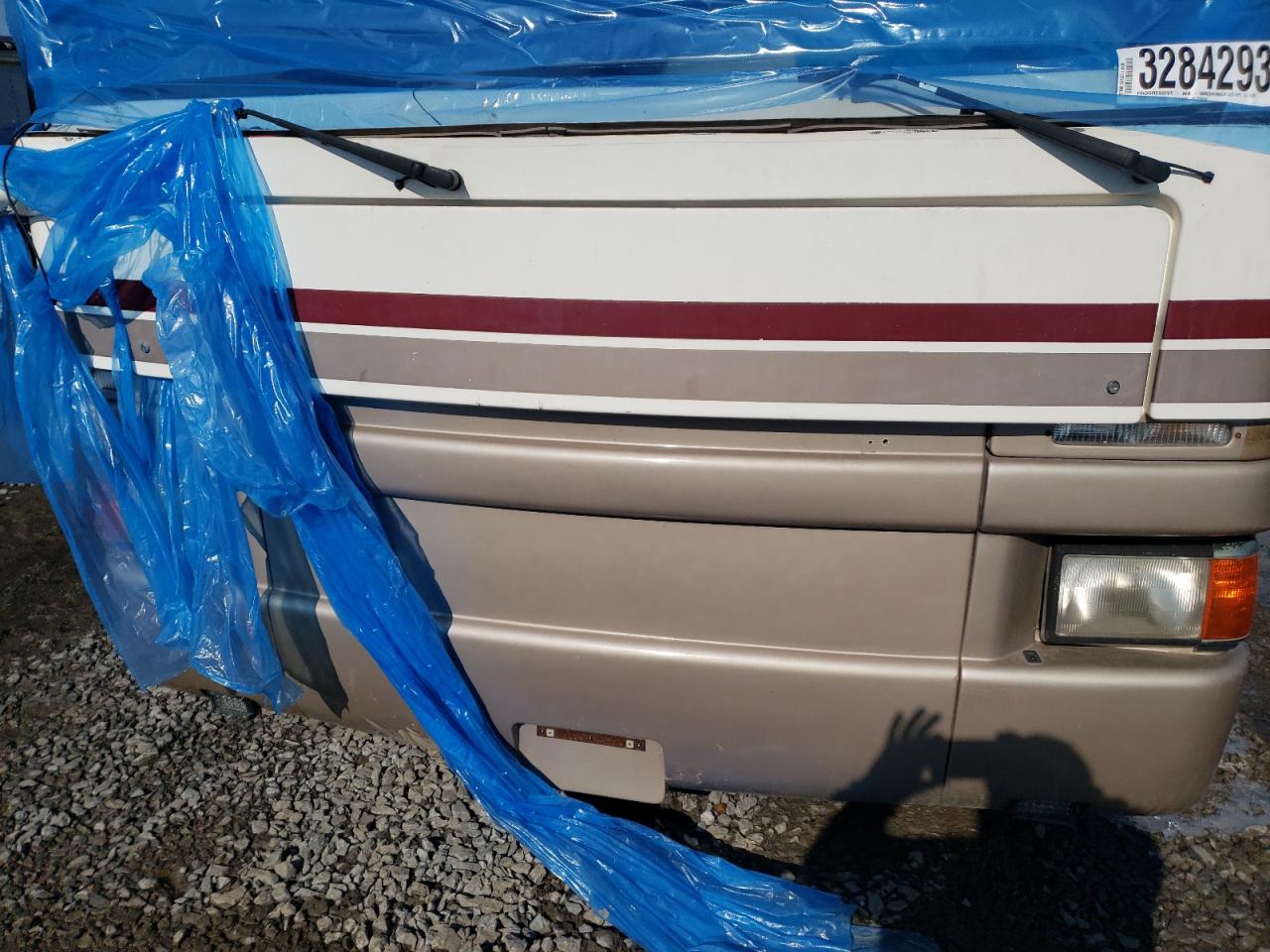 Photo 7 from auction – 1997 FLEETWOOD DISCOVERY with VIN 4UZ6XFBC0VC888900