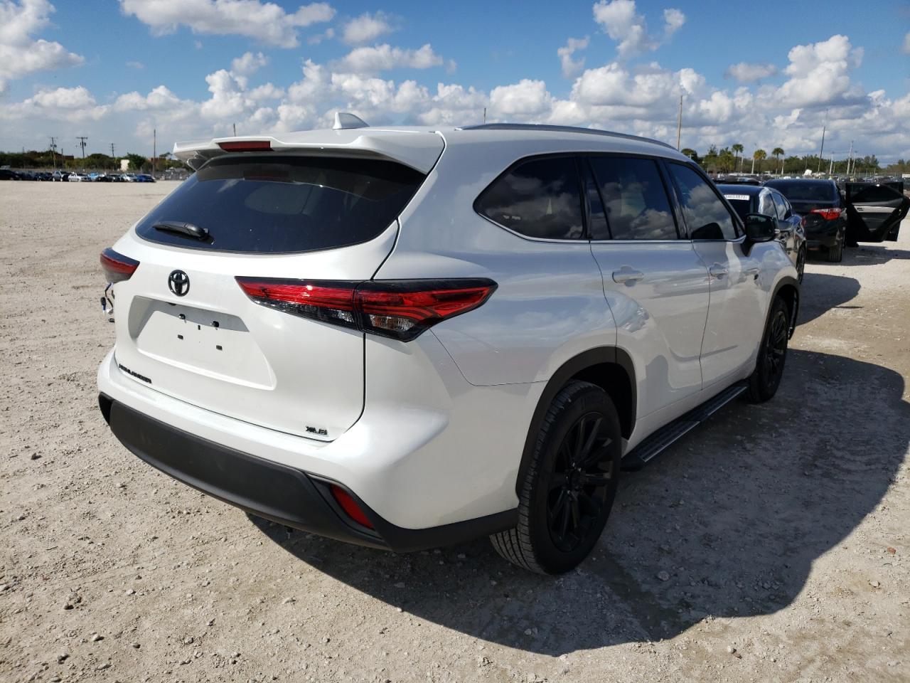 Photo 4 from auction – 2022 TOYOTA HIGHLANDER with VIN 5TDGZRAH8NS092279