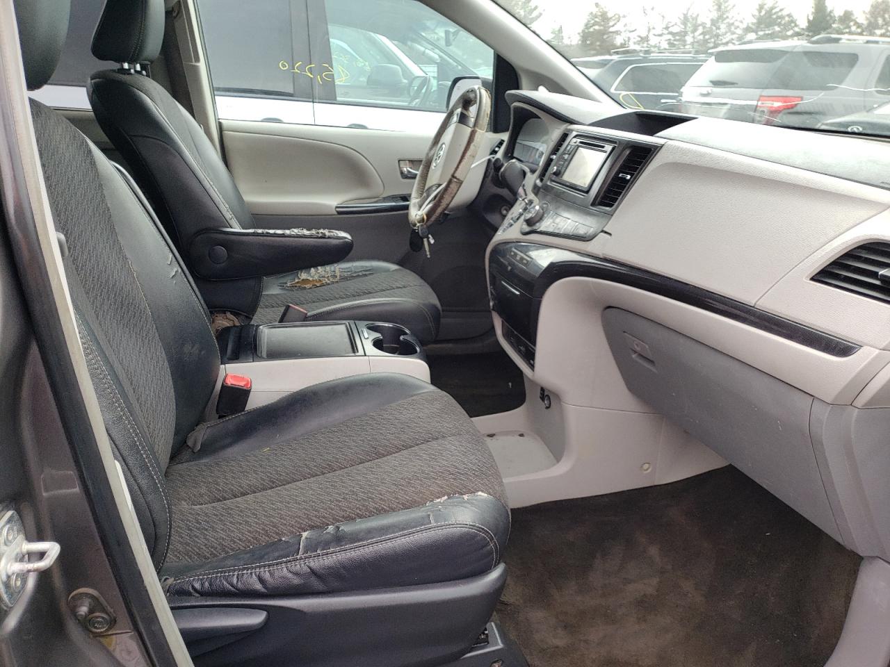 Photo 5 from auction – 2014 TOYOTA SIENNA SPO with VIN 5TDXK3DC2ES461638