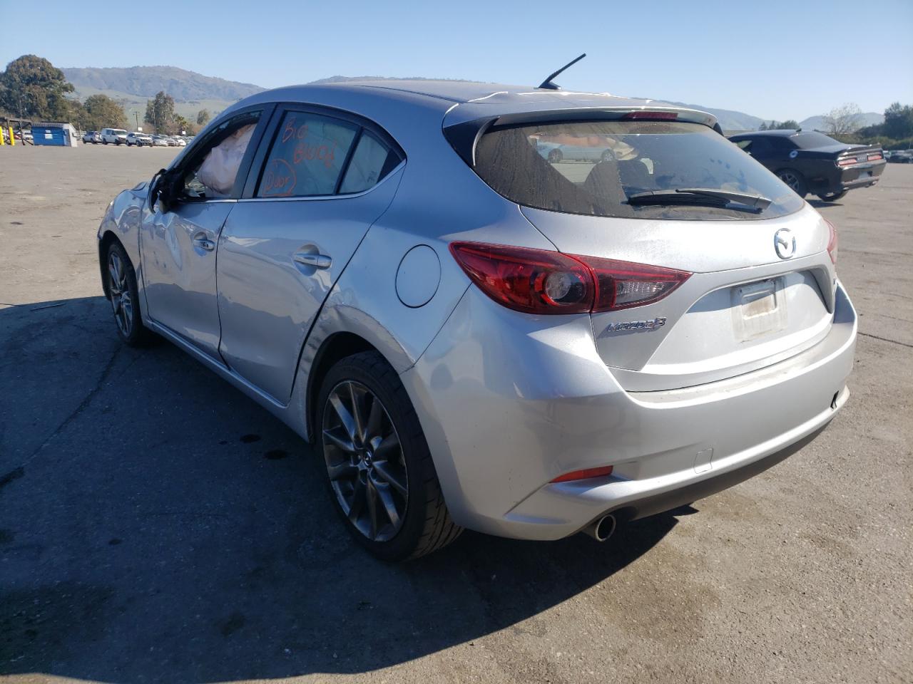 Photo 3 from auction – 2018 MAZDA 3 TOURING with VIN 3MZBN1L30JM199648