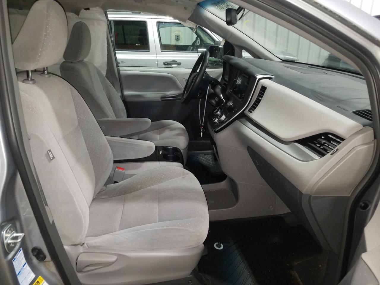 Photo 5 from auction – 2016 TOYOTA SIENNA LE with VIN 5TDJK3DC8GS136372
