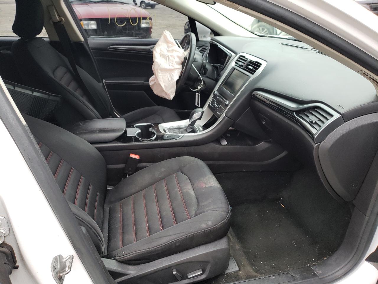Photo 5 from auction – 2016 FORD FUSION SE with VIN 3FA6P0H78GR111029