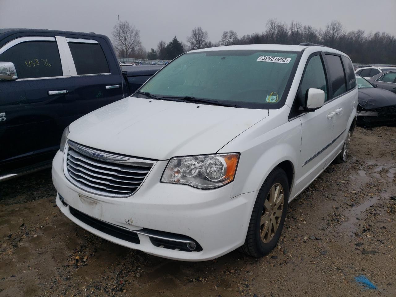 Photo 2 from auction – 2016 CHRYSLER TOWN & COU with VIN 2C4RC1BG3GR221199