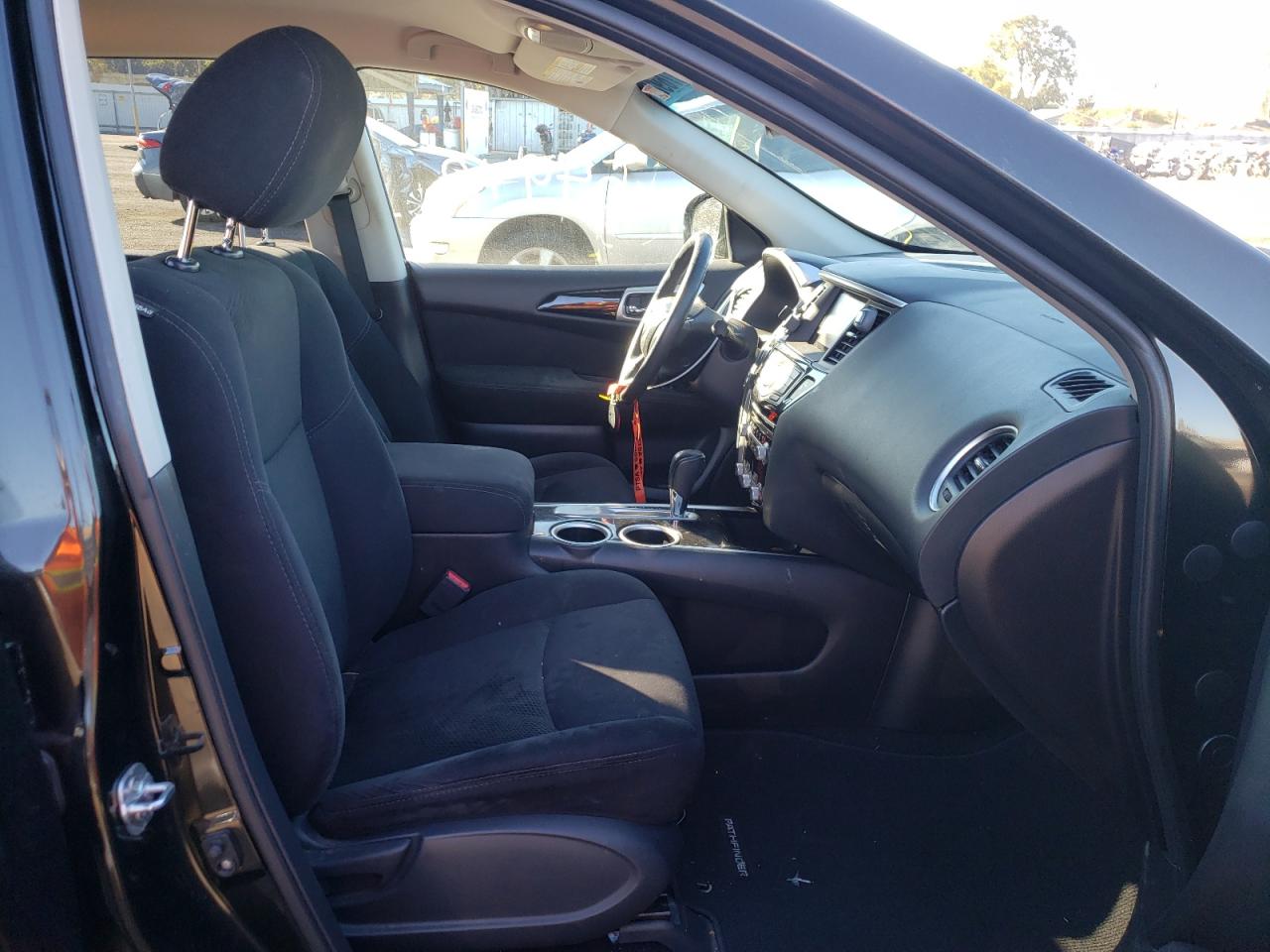 Photo 5 from auction – 2015 NISSAN PATHFINDER with VIN 5N1AR2MNXFC652297
