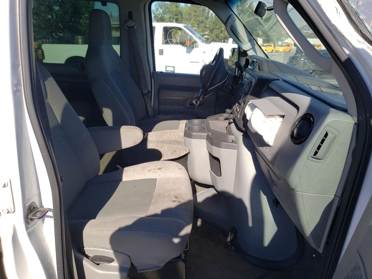 Photo 5 from auction – 2014 FORD ECONOLINE with VIN 1FBNE3BL4EDA58830