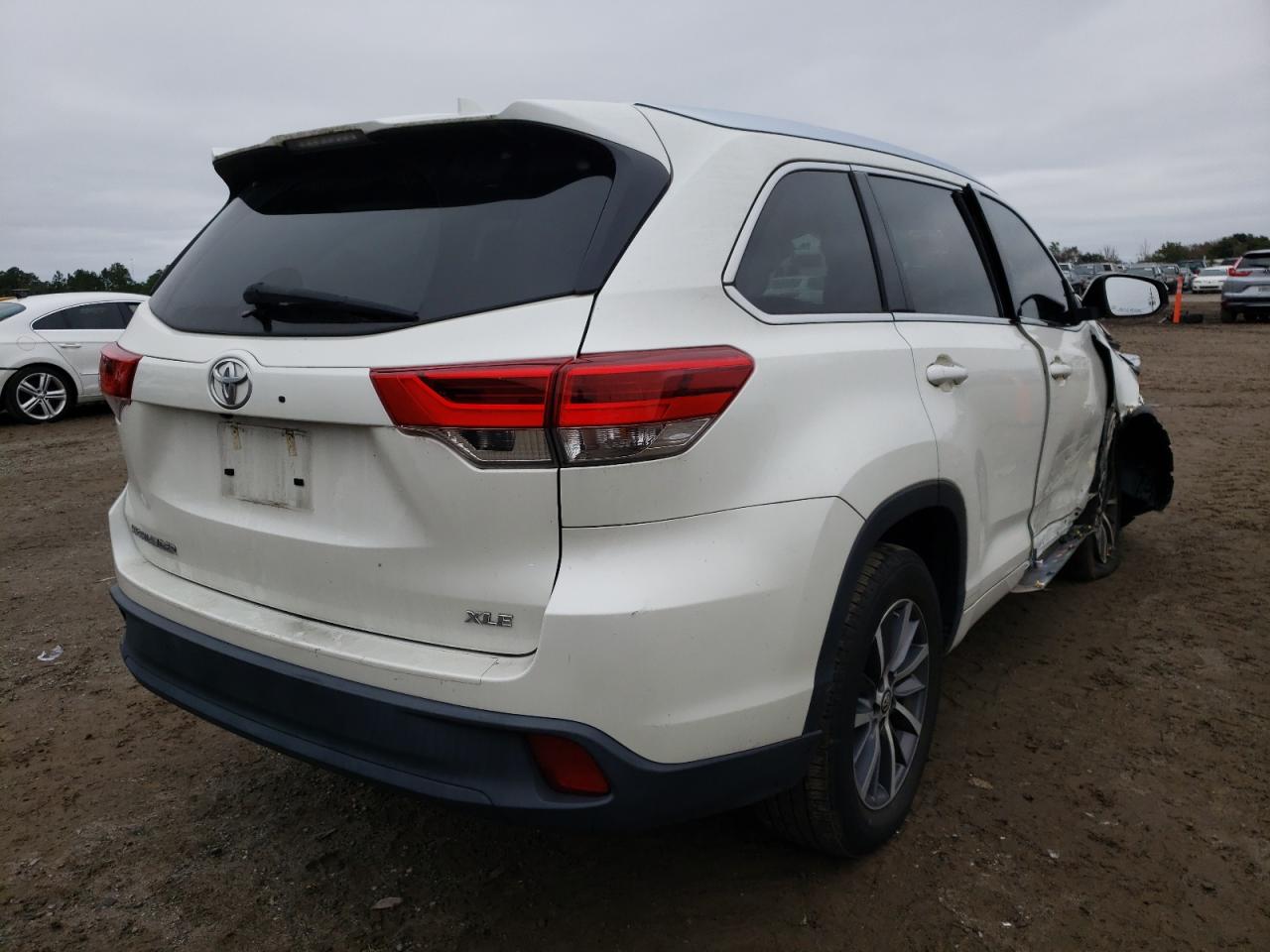 Photo 4 from auction – 2018 TOYOTA HIGHLANDER with VIN 5TDKZRFH0JS547431