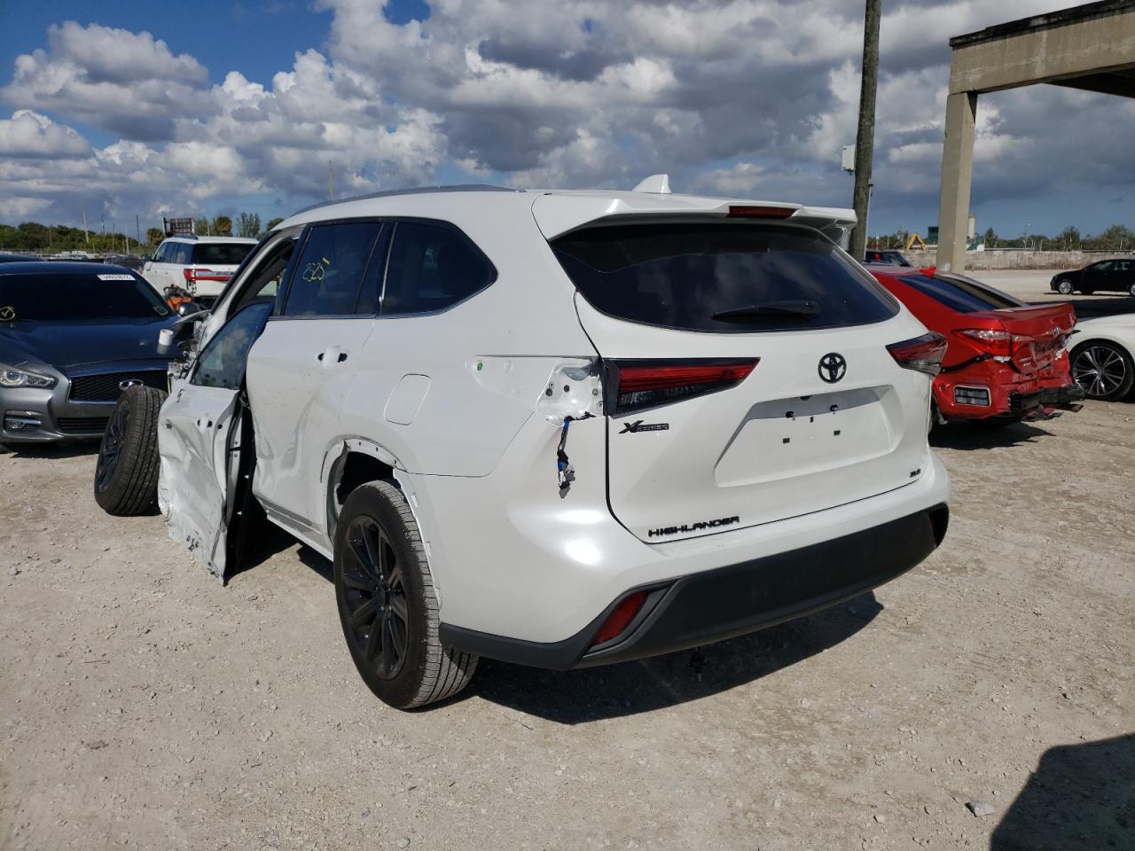 Photo 3 from auction – 2022 TOYOTA HIGHLANDER with VIN 5TDGZRAH8NS092279