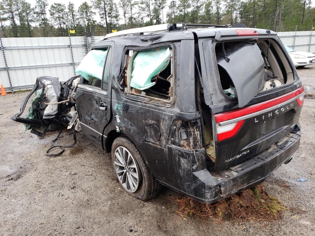 Photo 3 from auction – 2015 LINCOLN NAVIGATOR with VIN 5LMJJ2HT5FEJ08744