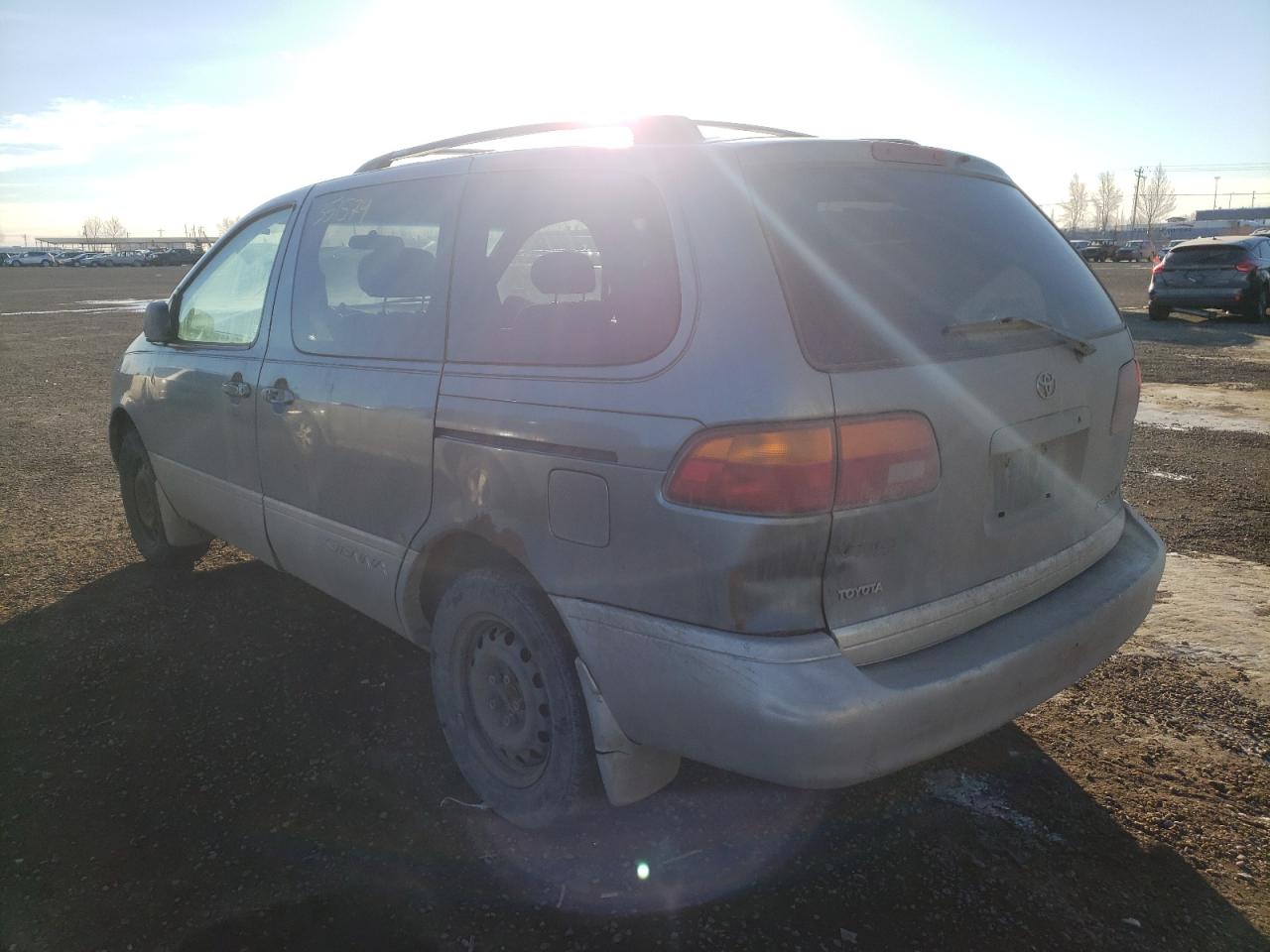 Photo 3 from auction – 2000 TOYOTA SIENNA LE with VIN 4T3ZF13C4YU217298