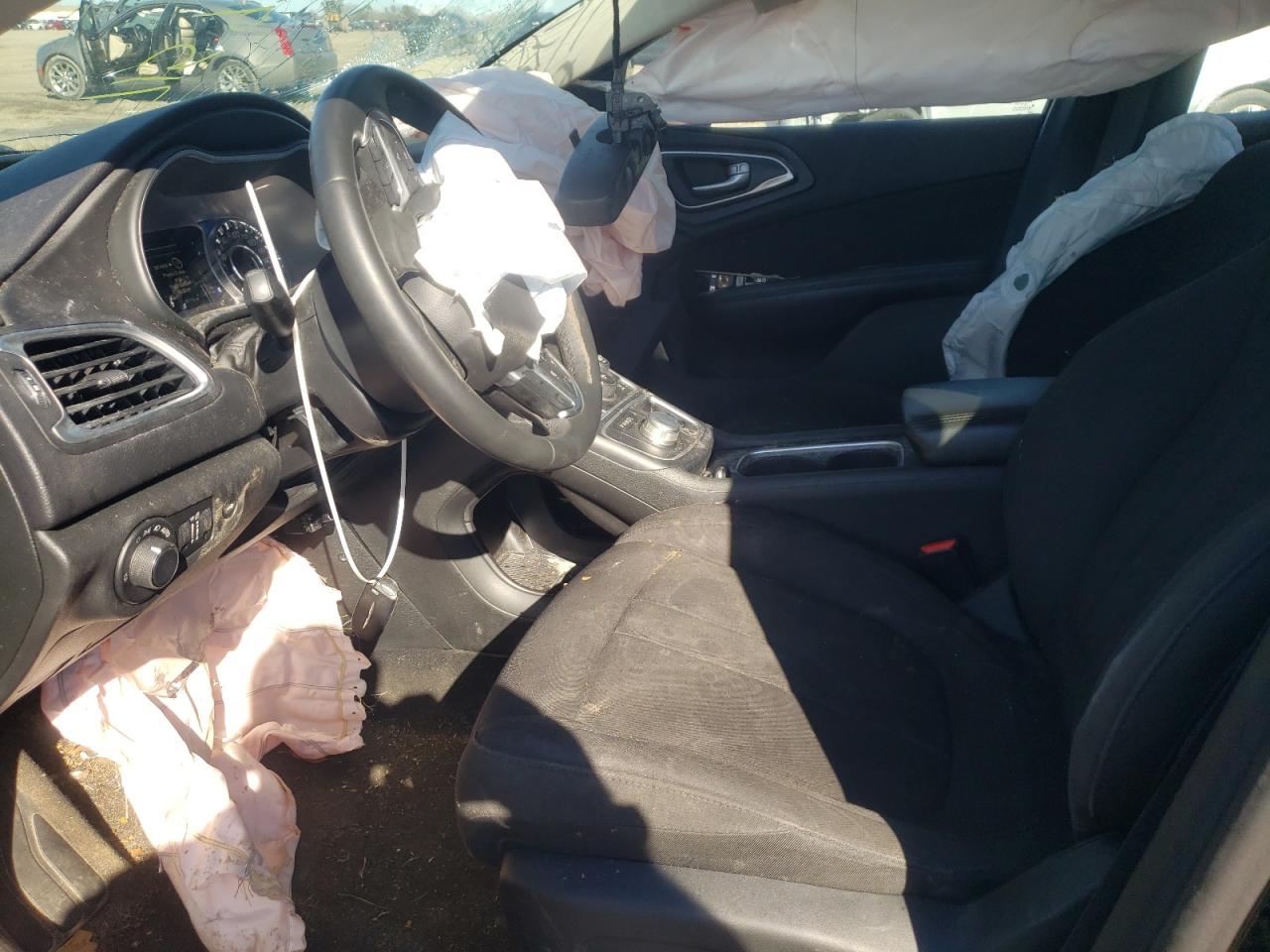 Photo 5 from auction – 2015 CHRYSLER 200 LIMITE with VIN 1C3CCCAB6FN715922