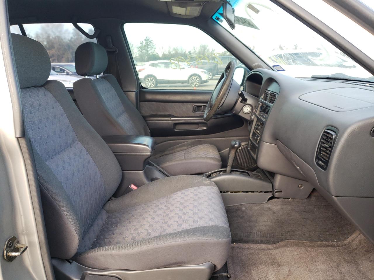 Photo 5 from auction – 1998 NISSAN PATHFINDER with VIN JN8AR05S0WW288150