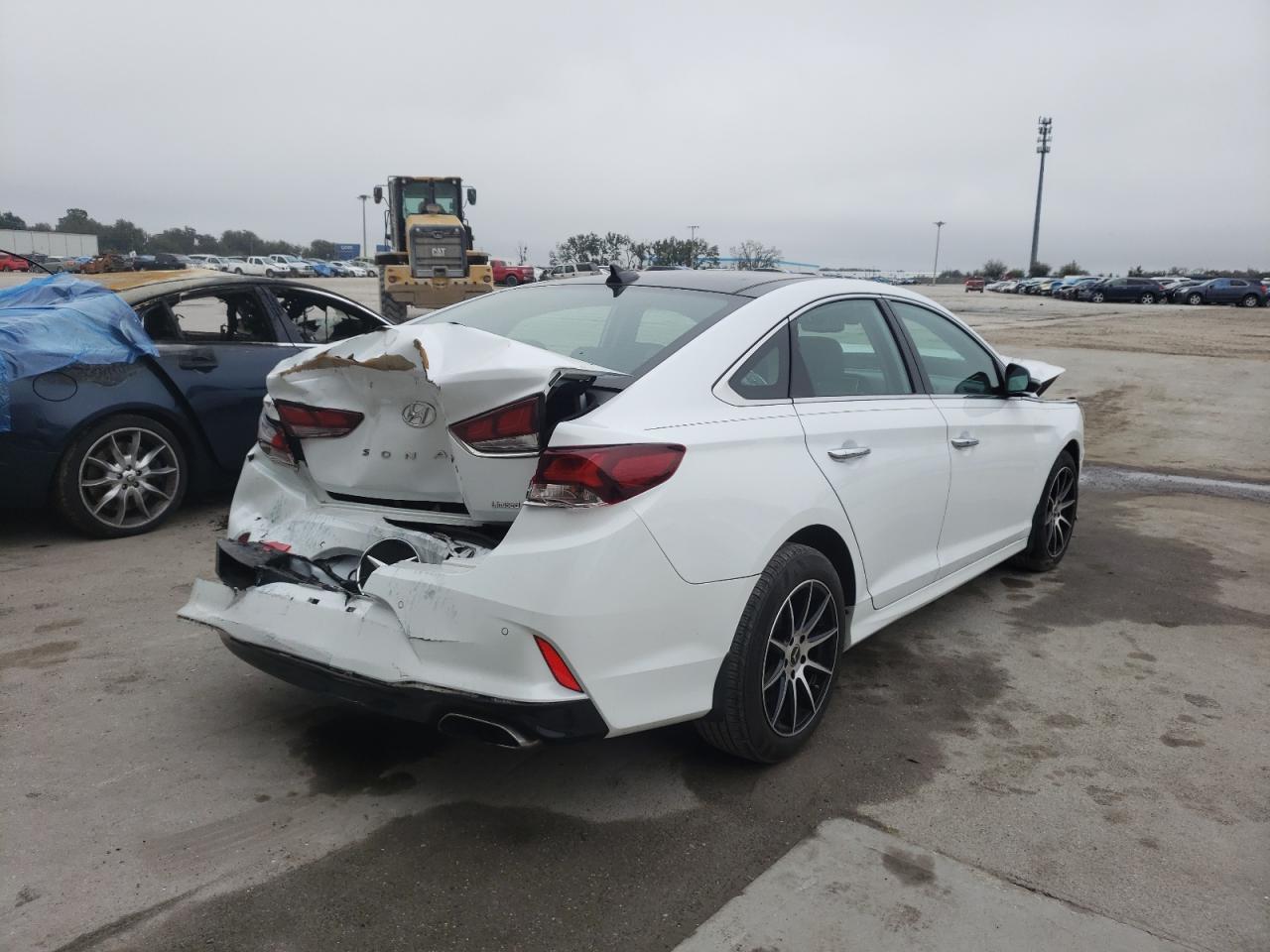 Photo 4 from auction – 2019 HYUNDAI SONATA LIM with VIN 5NPE34AF1KH764100