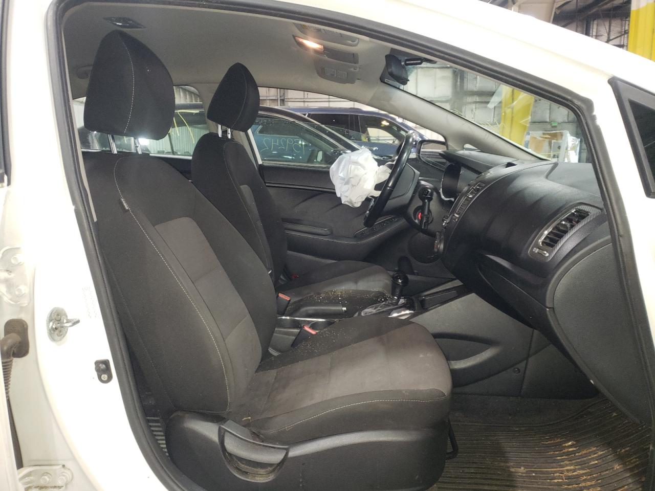 Photo 5 from auction – 2017 KIA FORTE LX with VIN 3KPFL4A72HE036442