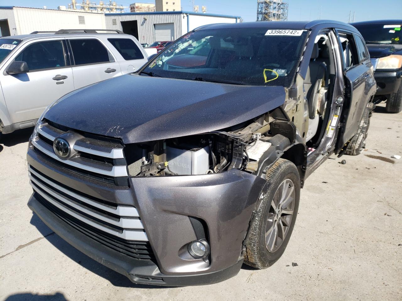 Photo 2 from auction – 2019 TOYOTA HIGHLANDER with VIN 5TDJZRFH7KS945152