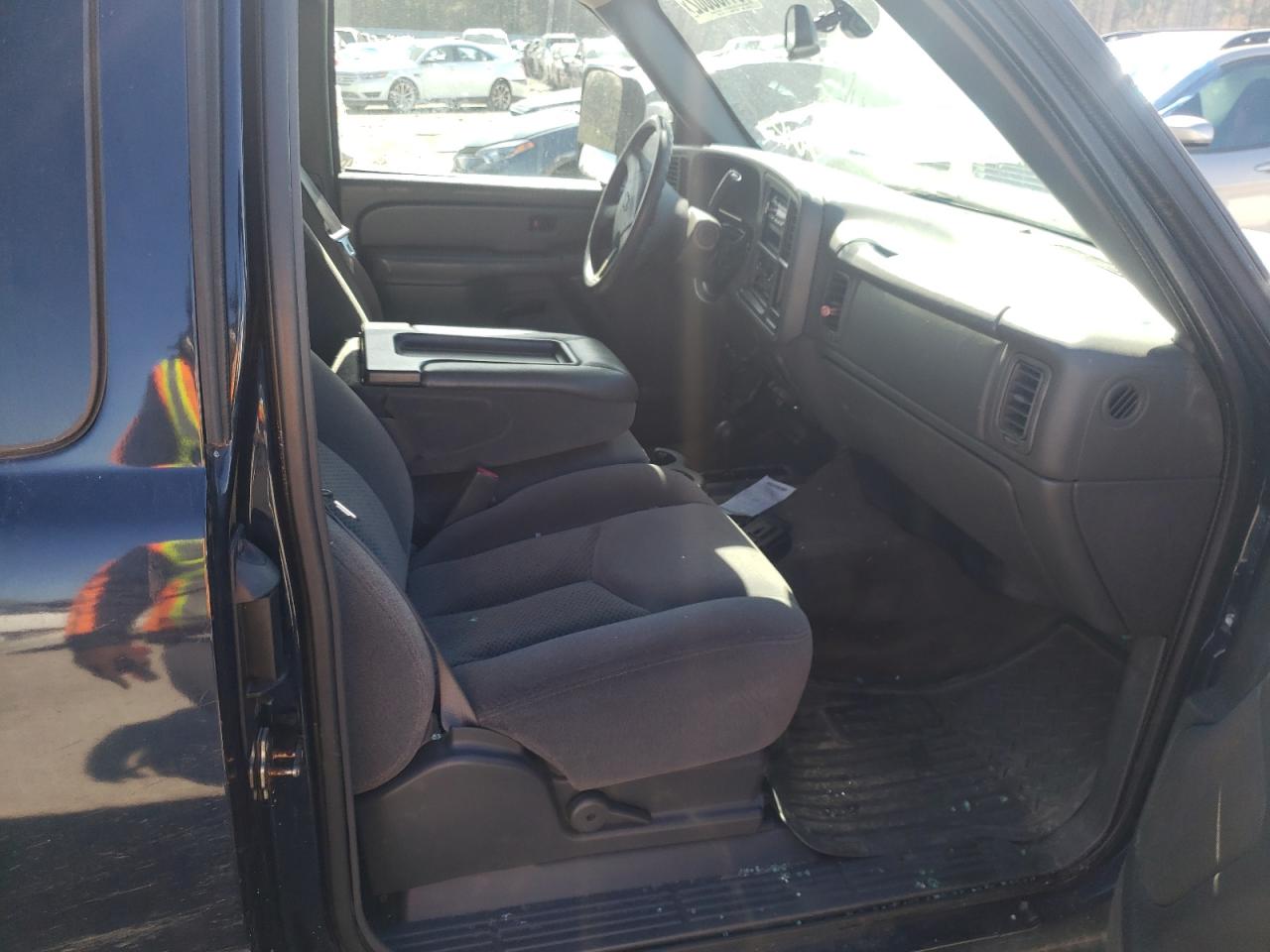 Photo 5 from auction – 2005 CHEVROLET SILVERADO with VIN 1GCEK19Z45E239133