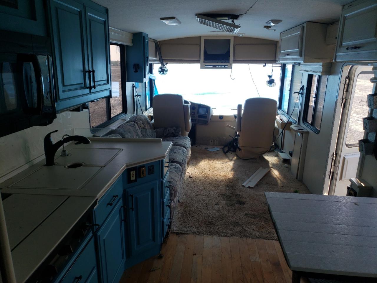 Photo 5 from auction – 1997 FLEETWOOD DISCOVERY with VIN 4UZ6XFBC0VC888900