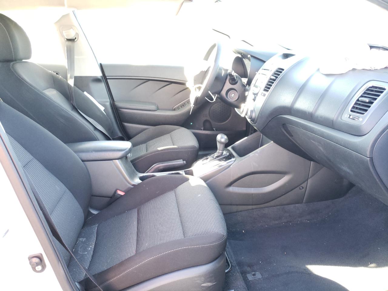 Photo 5 from auction – 2017 KIA FORTE LX with VIN 3KPFK4A76HE050301