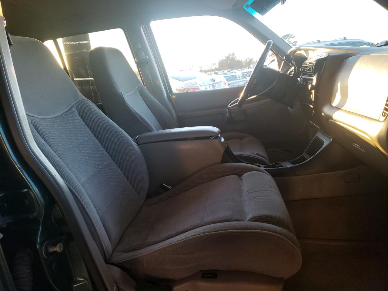 Photo 5 from auction – 1997 FORD EXPLORER with VIN 1FMDU34E8VUD54874