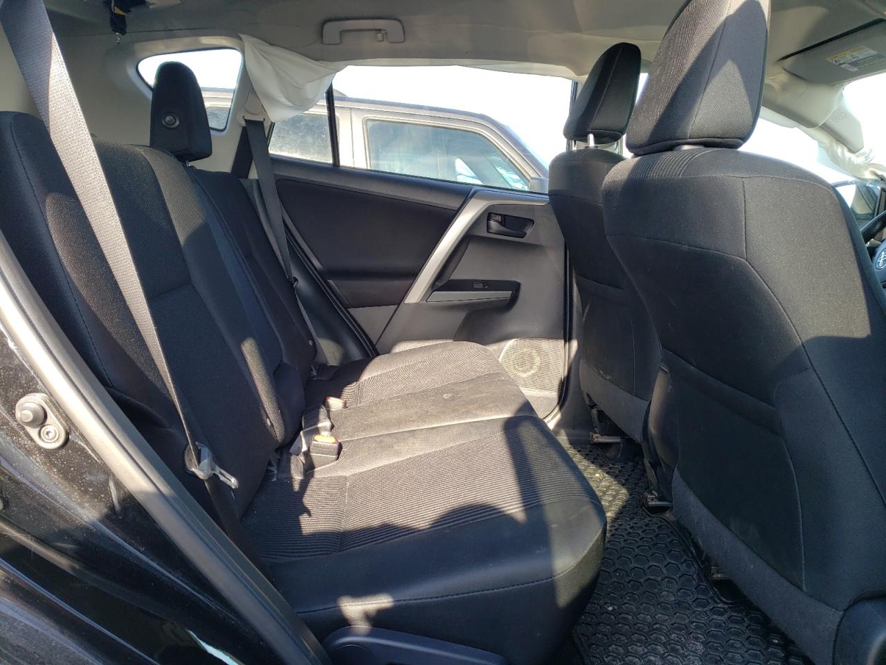 Photo 6 from auction – 2018 TOYOTA RAV4 LE with VIN 2T3ZFREV0JW407795