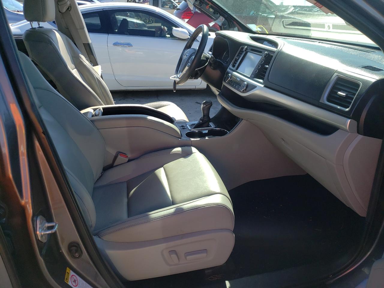 Photo 5 from auction – 2019 TOYOTA HIGHLANDER with VIN 5TDJZRFH7KS945152