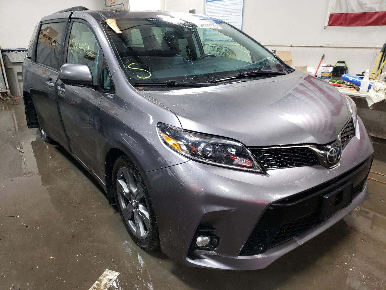 TOYOTA SIENNA SE 2018 with VIN 5TDXZ3DC1JS918171 - Photo from auction