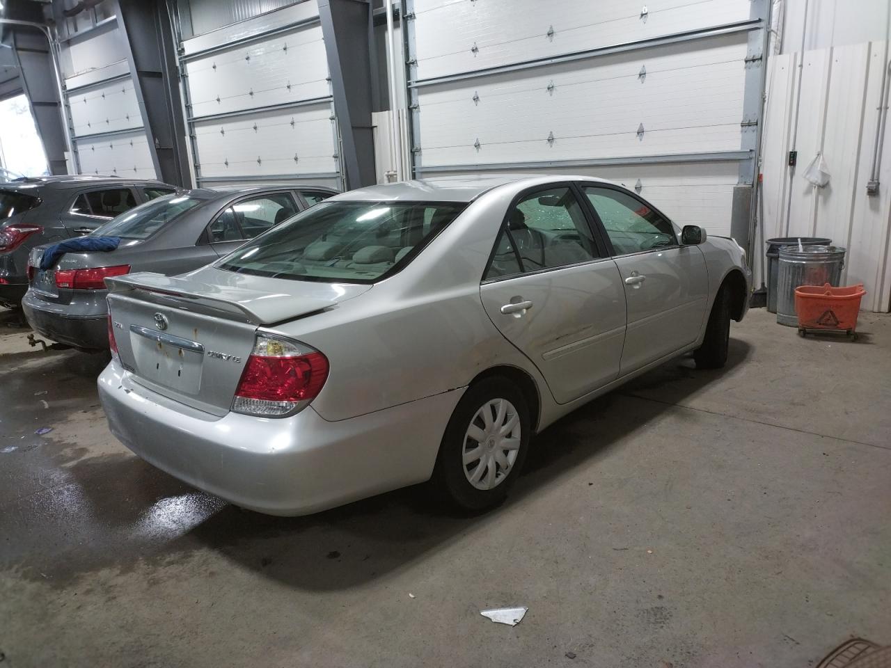 Photo 4 from auction – 2005 TOYOTA CAMRY LE with VIN 4T1BE32K35U956546