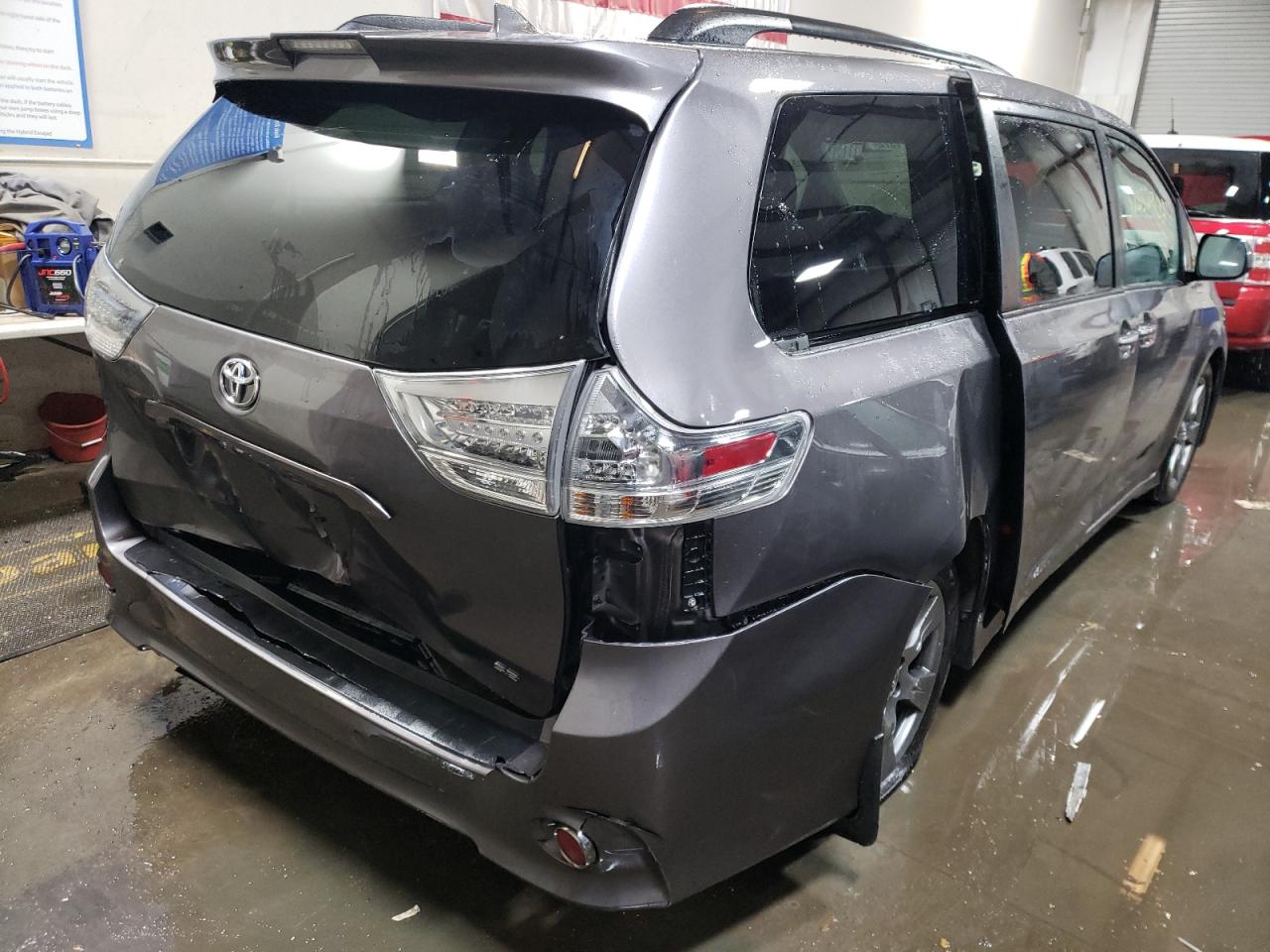 Photo 4 from auction – 2018 TOYOTA SIENNA SE with VIN 5TDXZ3DC1JS918171