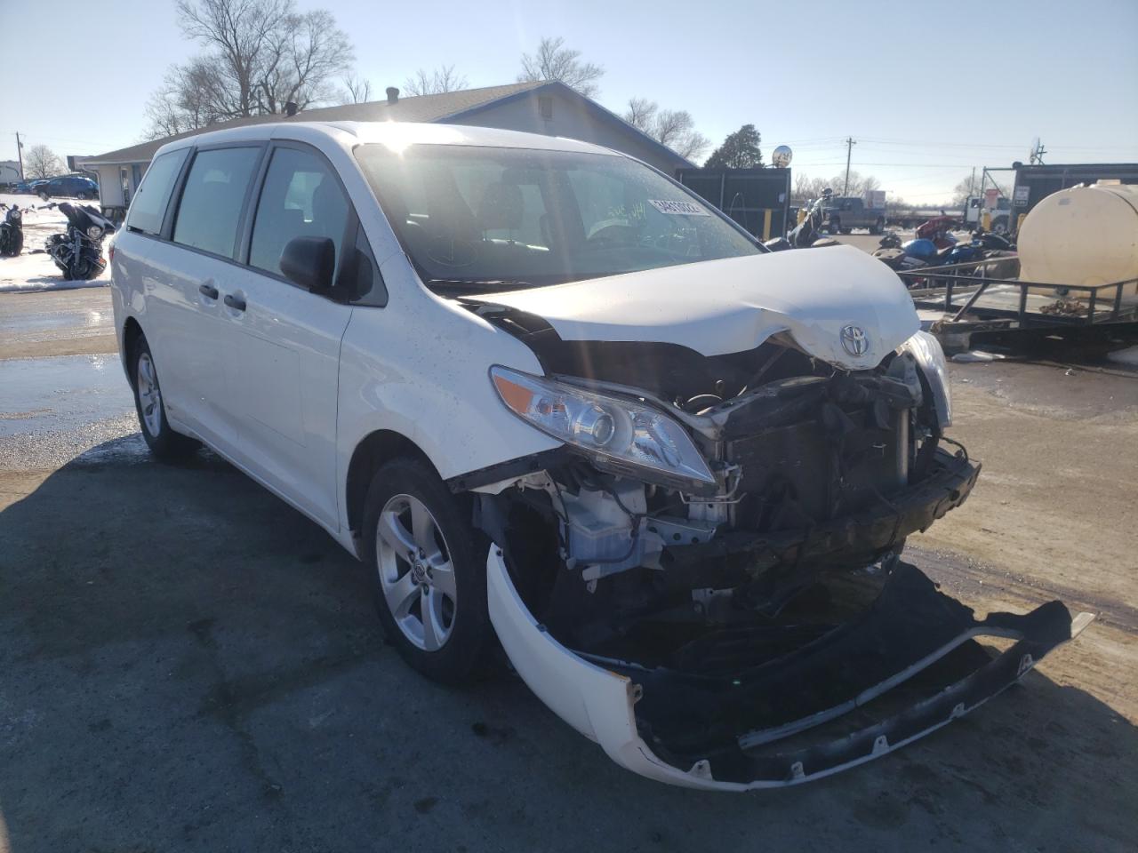 TOYOTA SIENNA 2017 with VIN 5TDZZ3DC3HS890053 - Photo from auction
