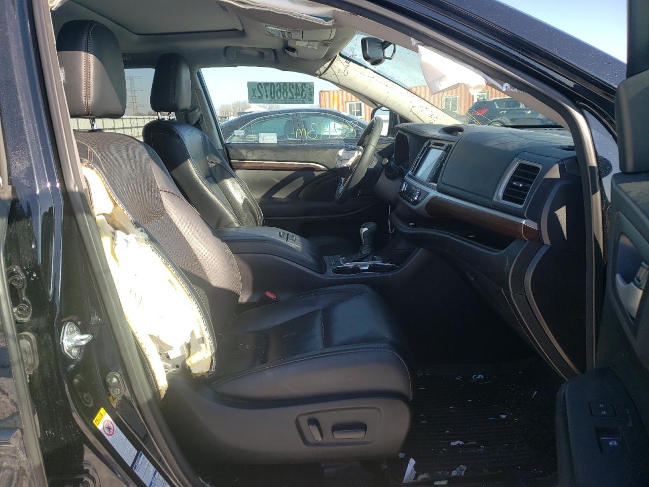 Photo 5 from auction – 2016 TOYOTA HIGHLANDER with VIN 5TDDKRFHXGS347548