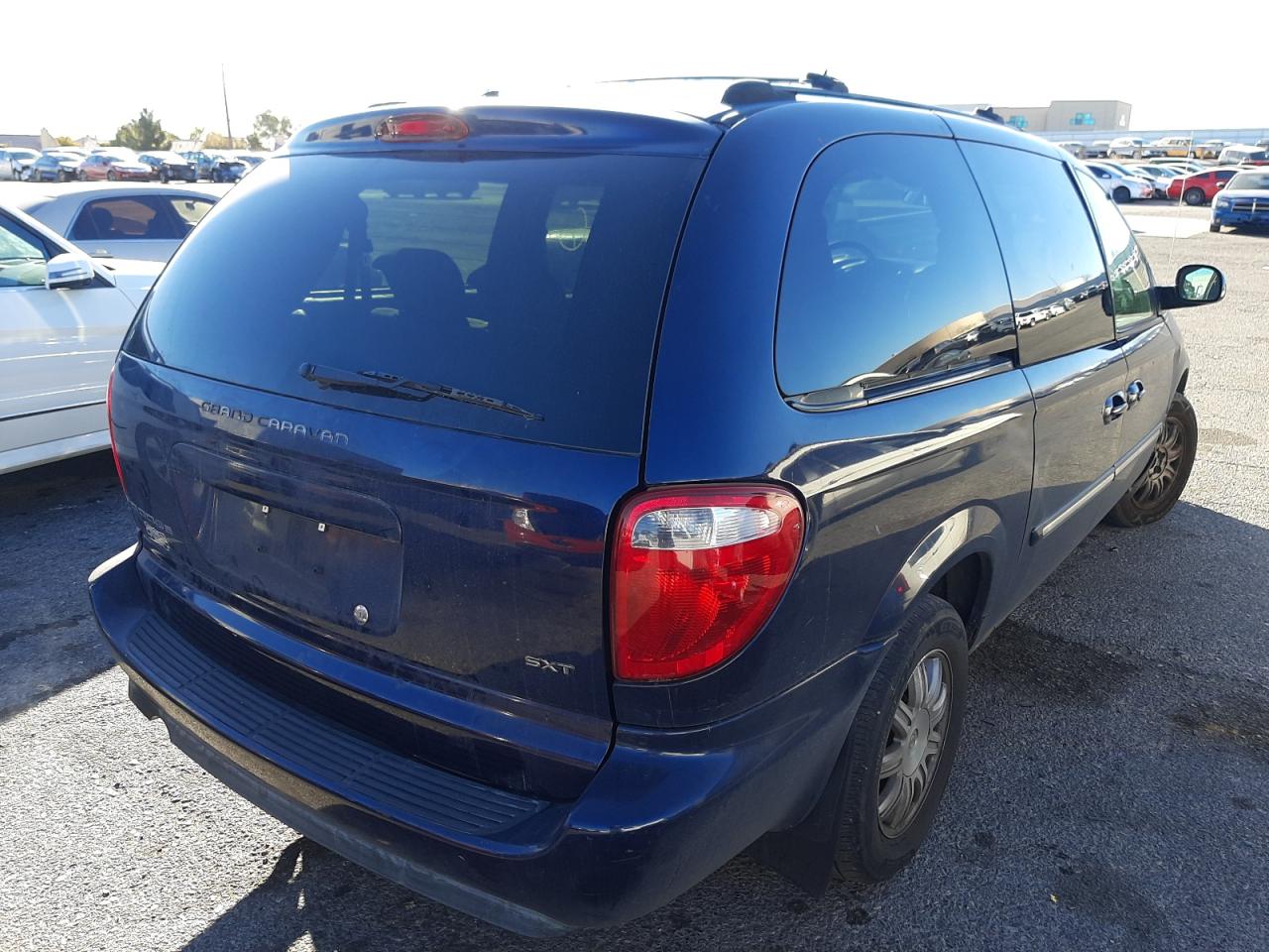 Photo 4 from auction – 2005 CHRYSLER TOWN & COU with VIN 2C4GP54L85R101814